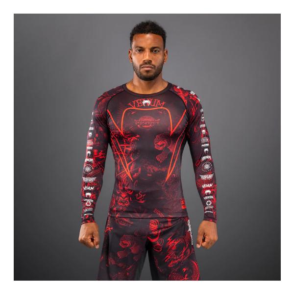 [Release date: January 13, 2026]Venum 20周年記念 メンズ半袖ラッシュガードは、Venumの20年の歴史を称えます。人気コレクションのグラフィックをデザインに取り入れました。 このラッシュガードは第二の...