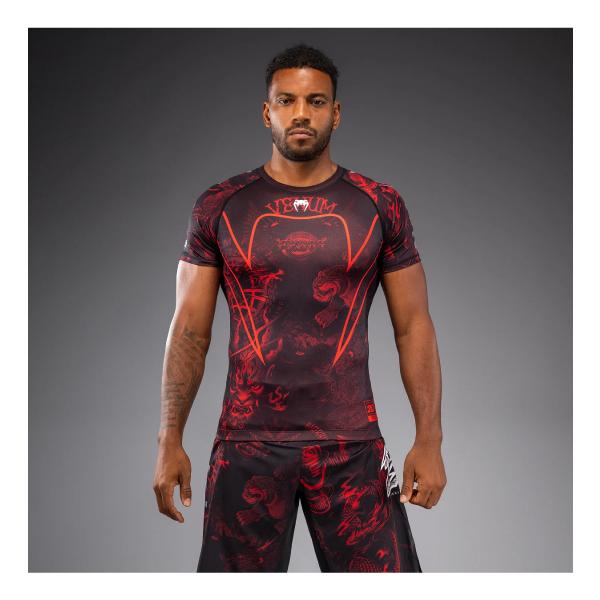 [Release date: January 13, 2026]Venum 20周年記念 メンズ半袖ラッシュガードは、Venumの20年の歴史を称えます。人気コレクションのグラフィックをデザインに取り入れました。 このラッシュガードは第二の...