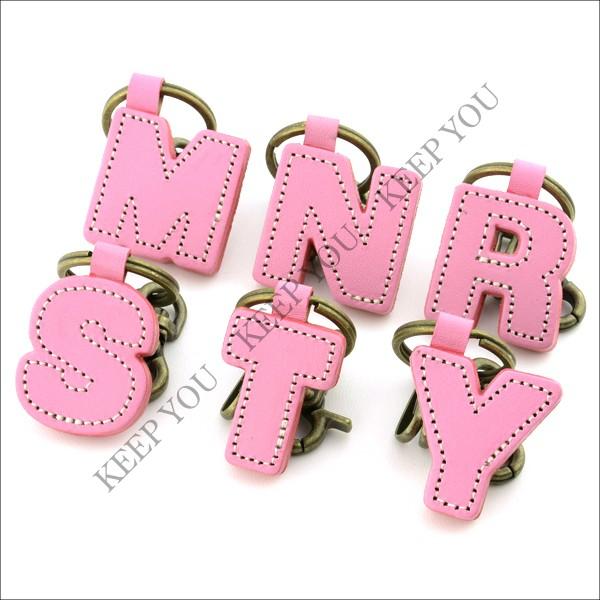 本革 イニシャル レザー キーホルダー ピンクカラー キーフック 全12