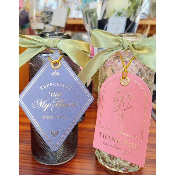 小サイズの花瓶とプチブーケがセットになったお得なギフト！ブーケには花瓶にぴったりな季節のお花を使用し、おしゃれにラッピングしてお届け。花瓶はグレー、クリアをお選びいただけます。※季節によって使用する花材・ラッピングが変化するため、プチブーケ...