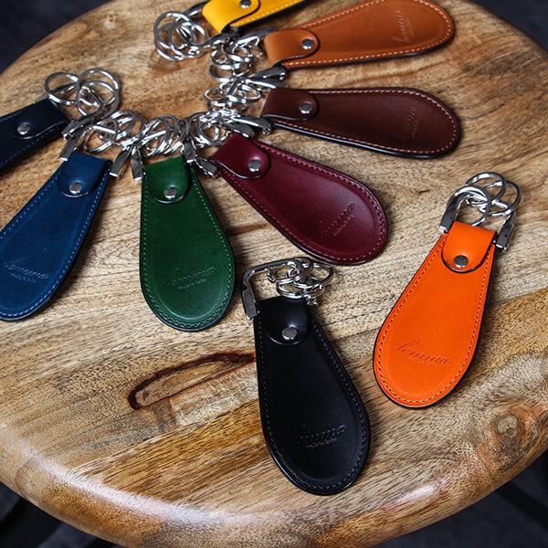 【サイズ】-【重さ】-【素材】ミネルバリスシオ【生産国】日本【仕様】キーホルダー付きの携帯用靴べら