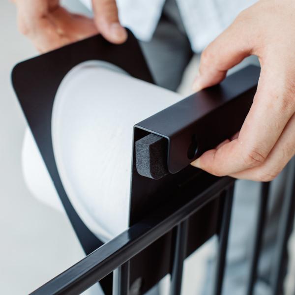 スタイリッシュドッグサークル・スカンジナビアンペットケージとペーパーホルダーの隙間を埋めてくれます。装着方法はケージとペーパーホルダーの間に挟むだけで簡単に取り付けることが可能となっております。※ペーパーホルダー本体は別売りです。カラー ブ...