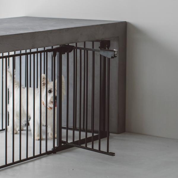 延長用のパネルになります。用途や設置場所の条件に応じて加えます。自由にパネルを追加し、お好きな形やサイズを作ることが可能となっており、 サークル・ゲージとして使えるのはもちろん、キッチンや玄関などの入ってもらいたくない部分に合わせてゲートと...