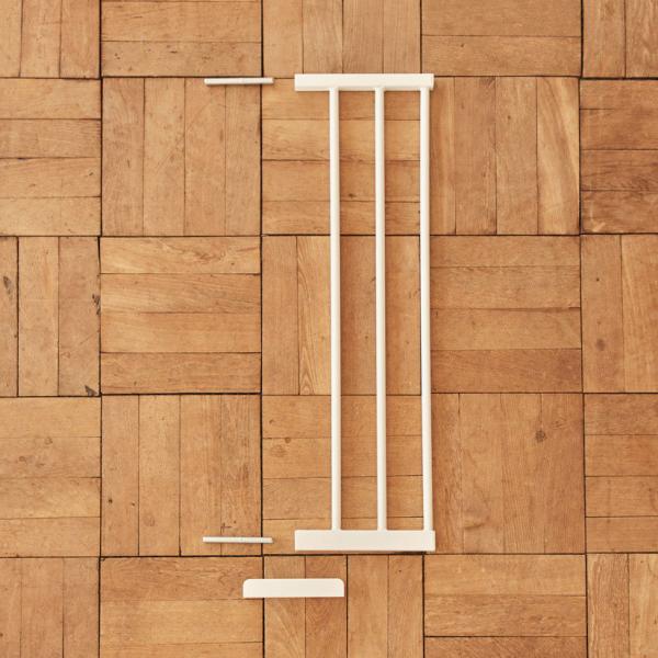 フリーステッチオリジナルドッグゲートの追加パーツになります。幅の広い扉に本体だけで届かない場合にご利用ください。ゲートは簡単に組み立て可能で、玄関や廊下、キッチン等に設置し、ペットの危険箇所への侵入を防ぎます。ご利用の際にはまずドッグゲート...