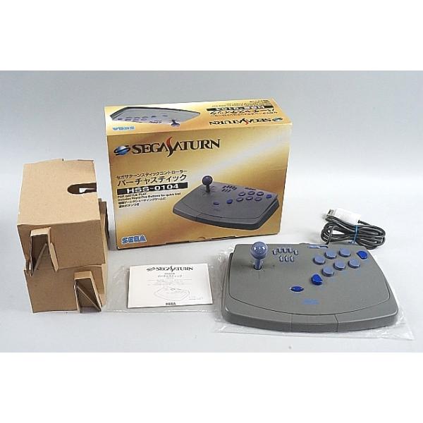 ハード：　セガサターン【商品状態】・中古品です。外箱に経年によるキズや汚れ、しみ汚れ、潰れがございます。・説明書に黄変、少々のしみ汚れが見られます。・ゴム足に経年による変形が見られます。（溶けなどでテカリがございます。）・スティック本体にス...