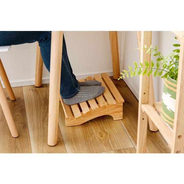 天然木を使用したフットレスト(足置き)。かかとがフィットするように作られた設計で、足の位置を高くして、足首を自然な角度にする事で、疲れにくくなると言われています。「デスクワーク」「リモートワーク」などの長時間使用にお勧めです。商品の仕様につ...