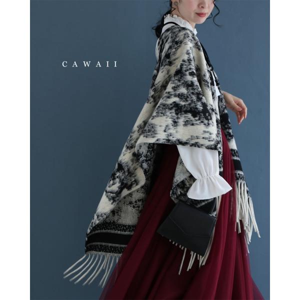 Sから3L対応 フリンジが揺れる無彩色なアート柄ケープアウター