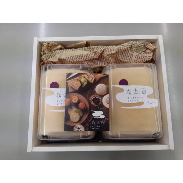 高知県佐川町産のブルーベリーをたっぷり使用したロールケーキです。★名称　ブルーベリーロール★原材料名　卵，乳等を主要原料とする食品、グラニュー糖、ブルーベリー、薄力粉（小麦を含む）、レモン汁、麦芽糖調整品（麦芽糖、寒天）粉砂糖、増粘多糖類、...