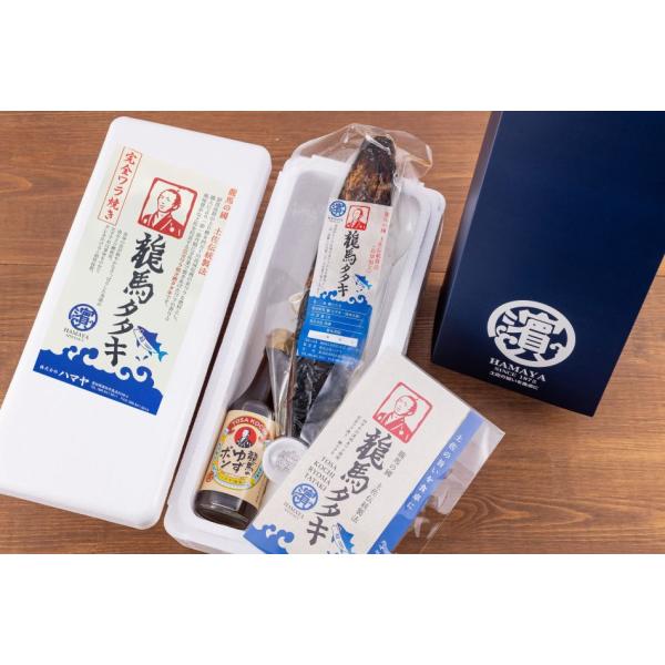 高知の一本釣り！脂の乗った秋の戻り鰹にこだわり、四万十産の稲ワラの炎だけで職人が豪快に焼き上げました。焼き上げ後は一気にマイナス40℃まで急速冷凍し、ワラ焼きの風味をそのまま真空パック。一見脂が薄いように思える鰹も口の中に入れた時にほんのり...