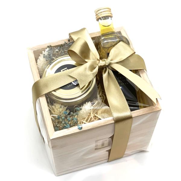 白トリュフオイルと白トリュフ塩を桐箱に詰め合わせてたギフトセットです。どちらもトリュフシーズニングの定番ですが、どちらもこだわりの原料を使用したクオリティーの高いトリュフ商品です。※白トリュフ塩の在庫状況によっては黒トリュフ塩に変更する場合...