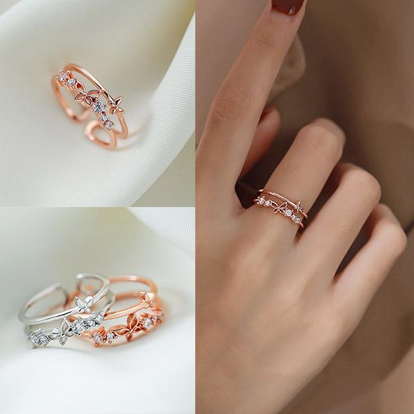 大小2匹の蝶が指先で戯れる、2連風デザインのフリーサイズリングです。片方のラインには輝く「キュービックジルコニア」とメインの蝶、もう片方には小ぶりな蝶を配置。まるで重ね付けをしているかのような立体的なフォルムが、手元を華やかでフェミニンな印...