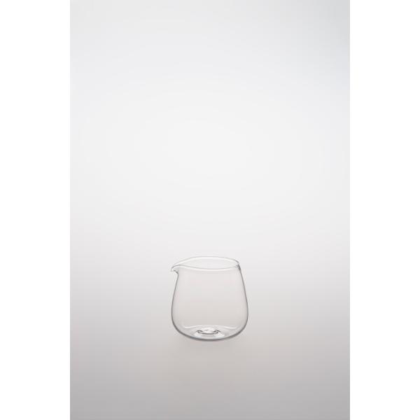 [Release date: January 1, 2020]ぽってりした耐熱ガラスのミルククリーマー。ミルクはもちろん、シロップやドレッシングを入れにも。注ぎ口はキレが良く、さらりとした牛乳やとろみのあるソースを注いでも液だれしない仕上が...