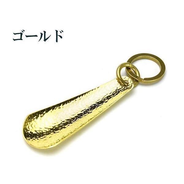 真鍮を素材とした靴べらです。色は真鍮の色合いを活かしたゴールド、ニッケルメッキを施したシルバー、銅メッキ+ダールブラックメッキを施したブラックの3色!!使うほどに色が深くなり、金属の味わいが楽しめます♪表面に施した彫金は、下町の職人によるハ...