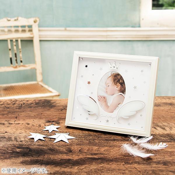 写真が美しく映えるピュアなホワイトをメインカラーに、シルバーやラインストーンなど控えめに輝く、さり気ないアクセントがポイント。赤ちゃんの写真に寄り添う天使の羽は、まるで浮いているかのようなデザインです。ご自宅用はもちろん、出産祝いなどのギフ...