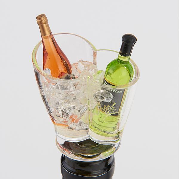 ワインクーラーに入ったワインがデザインされたユニークなボトルストッパー。ちょっとしたパーティーなどにピッタリです。ご自分用にはもちろん、大切な方へのギフトにもオススメです。