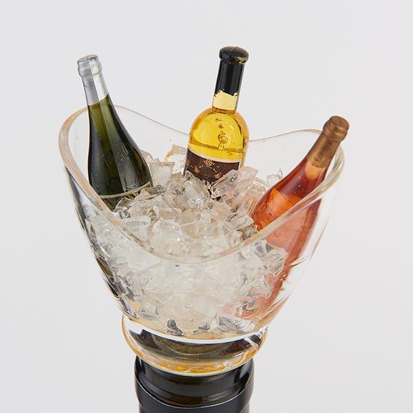 ワインクーラーに入ったワインがデザインされたユニークなボトルストッパー。ちょっとしたパーティーなどにピッタリです。ご自分用にはもちろん、大切な方へのギフトにもオススメです。