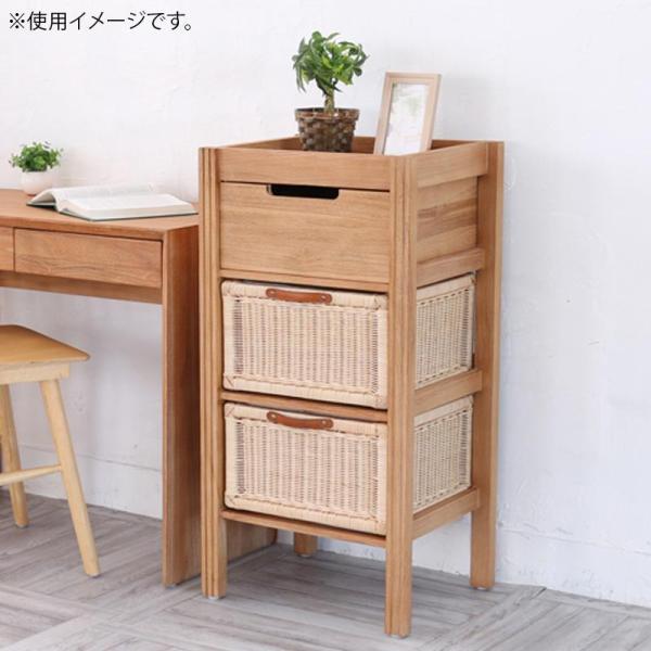 すっきりとした見た目ながらも無垢材ならではの気品が漂う収納チェスト。サンドブラスト加工をほどこしたチークの木肌は、自然素材家具ならではの、やわらかく手に馴染みやすい感触。引出しは手で編まれた温かみがそのまま伝わってくる、ラタン(籐)製内布付...
