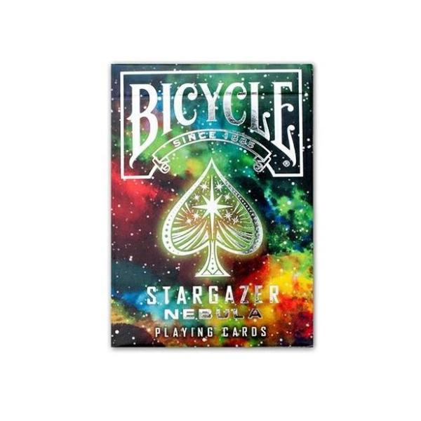 宇宙をモチーフにしたスターゲイザーシリーズの新色です。星雲をモチーフに、外箱は、シルバーを使用した星の輝きをイメージするデザイン。カードのバック面には、ブラックホールの周りを渦巻く星雲があり、フェイス面には宇宙に瞬く星々とともに煌びやかなス...
