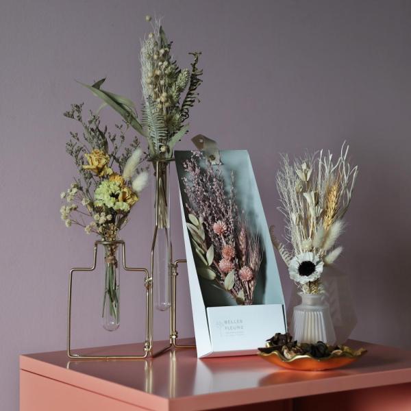 ナチュラルなデザインのディスプレイボックスに入ったドライフラワーブーケです。壁掛けできる布タグつきなのでそのまま飾れます。もちろん箱から取り出して飾っても可能です。