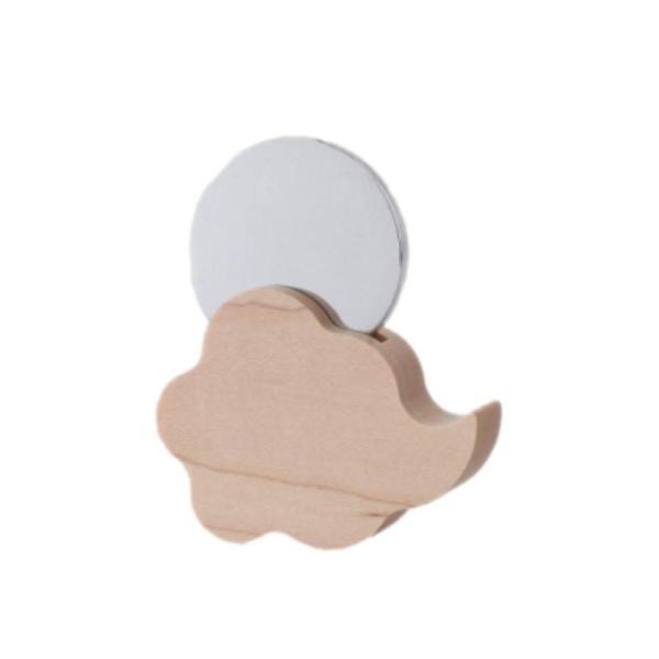 日本的な雲のモチーフのあたらしい神様の鏡ができました。神鏡は、神様のご神体とも言われる大切な神具です。高い所にいらっしゃる神様への敬意を表した雲のモチーフをより親しみやすく、現代的なデザインに仕上げました。はじめての神鏡におすすめです。