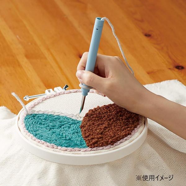 パンチニードルに適した直径18cmの刺しゅう枠。使用する針の長さによってフープの高さを基本の4.5cm、付属の脚を取り付けて8.8cmの2段階で使用できます。クロバー独自のズレ防止機構で生地をしっかりとはさみます。別売のパンチニードル(57...