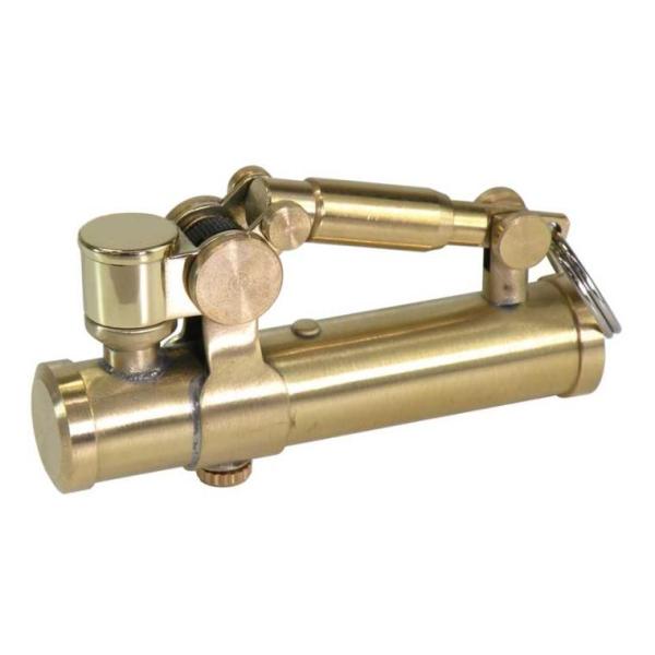 1999年に誕生したデュークオイルライター。今も愛されるその洗練されたデザイン。蓋には「DUKE」の刻印入り。着火方法はサスペンション式。