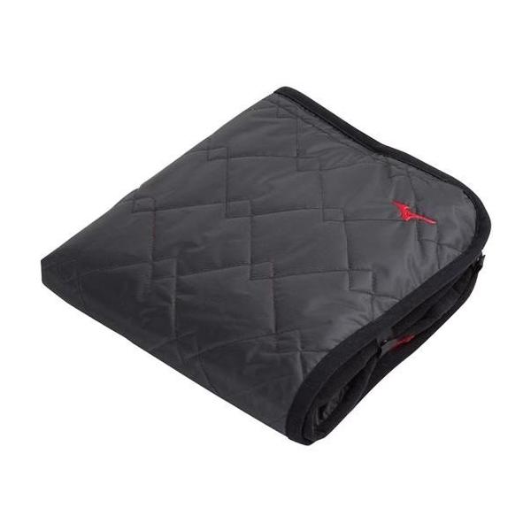 【ＭＩＺＵＮＯ】ミズノ フリースブランケット 12JY7X10冬の応援は3WAYブランケットで決まり！ ●サイズ：70cm×120cm●色展開：09/ブラック×レッド●素材：表側/ナイロン100％　裏側/ポリエステル100％　中綿/ポリエス...