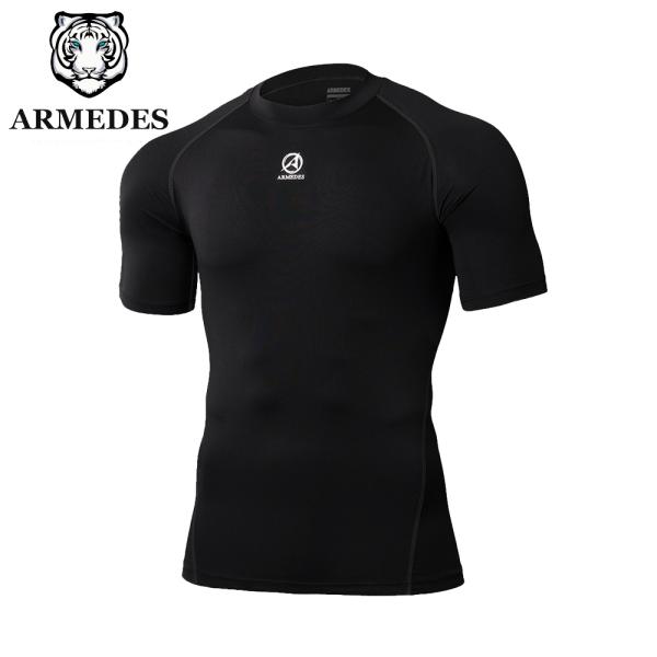 こちらのテックフィット半袖シャツは75デニール生地を使用しており、耐久性と快適さを兼ね備えたアイテムです。優れた通気性を持ち運動中の快適な着心地を提供します。吸汗速乾機能により汗を素早く分散させ、臭いの防止にも効果的です。スポーツに最適なコ...