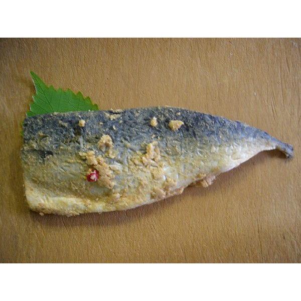 さばを３枚卸にして汐漬けした後、糀、唐辛子を混ぜて米糠に漬込み長期間熟成させました。 内容量：１枚 賞味期限：９０日保存方法：要冷蔵１０℃以下原材料：さば（国産）、米糠、食塩、糀、唐辛子、うるめ魚醤