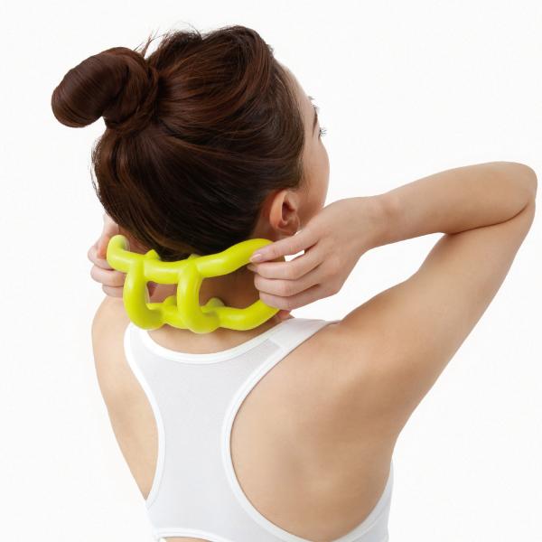 上に寝るだけググッと気持ちいい！首を気持ちよく伸ばす！首のラインをほぐして首、肩、頭スッキリ！スマホ首、ストレートネックなどからくる首・肩のコリ、重い頭に。。。硬質素材が首を気持ちよく押し伸ばします。クルッとひっくり返してリバーシブル仕様で...