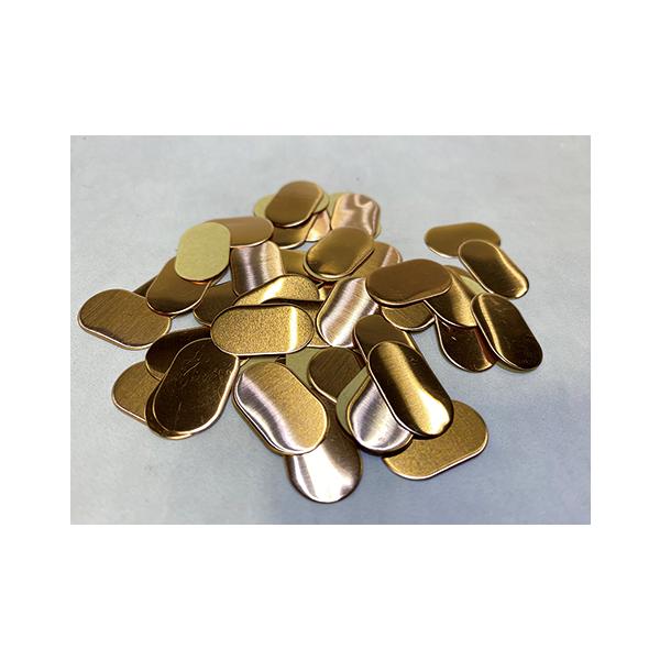 《カーボンリム限定》アルミリムには使用できません。電食が発生するおそれがあります。0.1mmの薄い銅板をニップル穴の蓋として使うことによりリムテープの破損を防ぎます。チューブレスの場合、タイヤの消耗よりもリムテープのトラブルで空気漏れするこ...