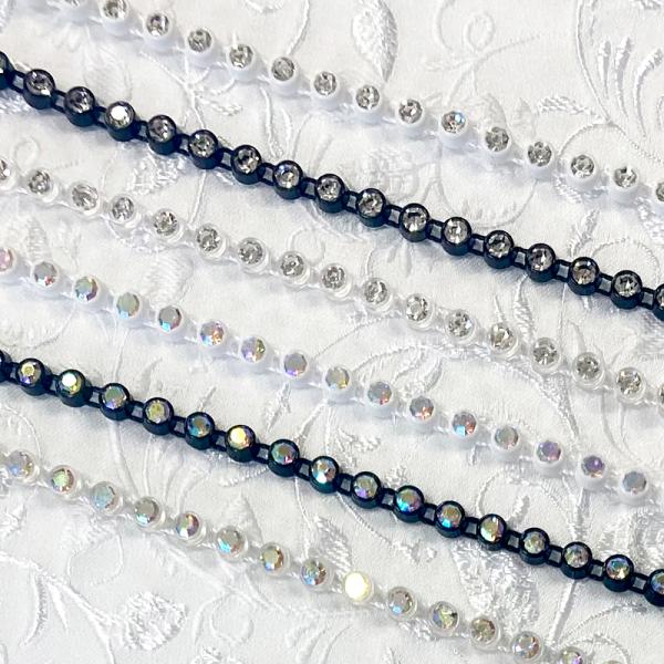 【商品詳細】ハサミで簡単にカットできるダイヤブレード（ダイヤレーン）です。小さなダイヤが輝き、衣装や作品をさりげなくおしゃれに演出してくれます。台座がプラスチックのため、衣装も重くなりづらいです。販売単位50cm以上10cm単位で販売いたし...