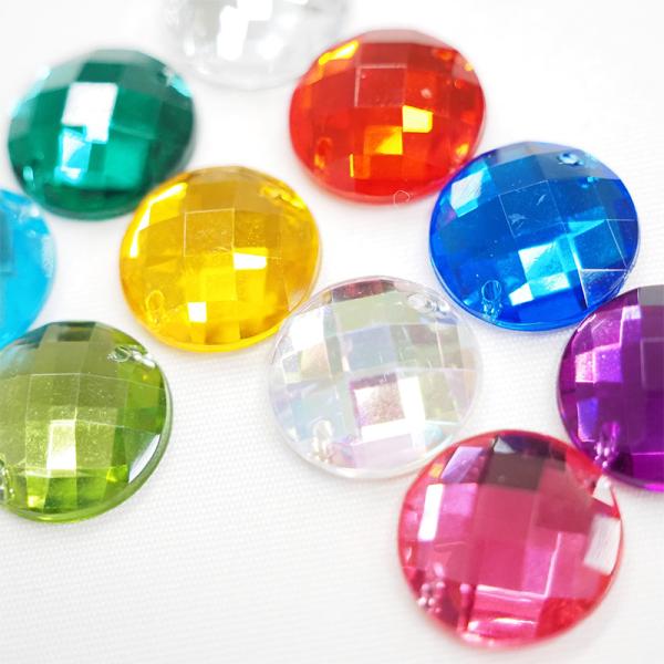 品番FI7430アクリル製のパーツです。カラー展開が豊富なので、様々な用途に合わせて色をお選びいただけます。1つ1つが軽くて、たくさん付けても動きを邪魔しにくいのもポイント！縫い付けタイプですが、接着剤等で貼り付けても使用できます！※製品の...