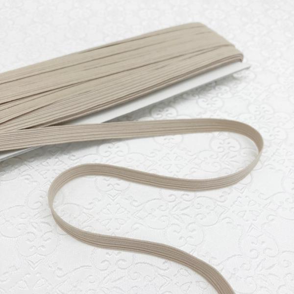 品番FJ7011高品質の平ゴムです。ライクラ(ポリウレタン弾性繊維)を使用することにより品質の安定と耐久性がアップし、ミシン掛けの際の糸切れや洗濯時の劣化が少なくなりました。1反(30m)単位で販売いたします。価格は1反(約30m)あたりの...