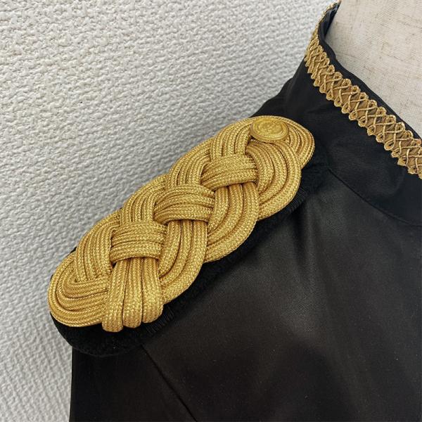 品番FM85083本のコードを編み上げた肩章パーツです。裏側に2本のゴムがついているのではさんでも使えるし縫い留めても使用できます。舞台やステージ衣装・コスプレ衣装などにご利用ください。※こちらは1個販売です。両肩に使用する場合は数量「2」...