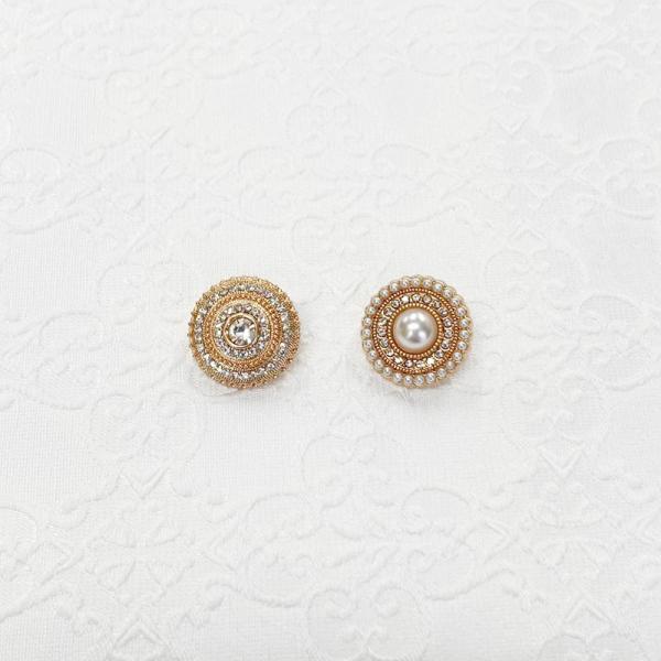 品番FM8567パールとラインストーンのきらびやかなボタンです。しっかりと重みがあるので高級感が出ます。1個単位で販売いたします。価格は1個単位の価格です。ご注文例(数量)1個の場合は⇒[1]、2個の場合は⇒[2]、3個の場合は⇒[3]と入...