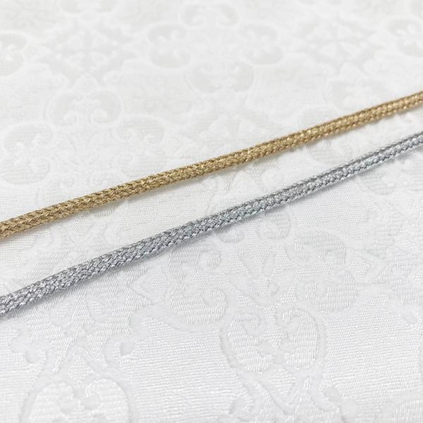 品番FM8617中心が空洞になっているラメ紐です。中にワイヤーを入れてバレエのティアラを作ることが出来ます。ワイヤーを入れず、お好きな形に縫い付けて柄を表現したり編んだりビーズに通したり、アイディア次第で様々な用途にお使いいただけます。ティ...