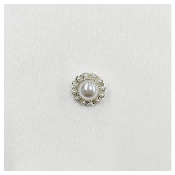品番FM8695シンプルなタイプのパールボタンです。ボタンの付け替えや洋服などのリメイク、飾りボタンに最適です♪重みがあるので高級感が出ます。オリジナルの素敵なアイテムを是非製作してみてください！1個単位で販売いたします。価格は1個あたりの...