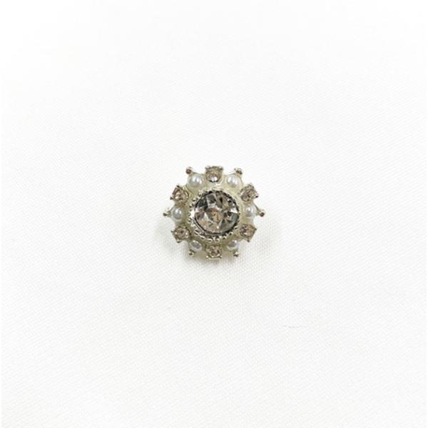 品番FM8698パールとビジューが華やかなボタンです。小さいタイプなので袖口やアクセサリーなどにいかがでしょうか。重みがあるので高級感が出ます。オリジナルの素敵なアイテムを是非製作してみてください！1個単位で販売いたします。価格は1個あたり...