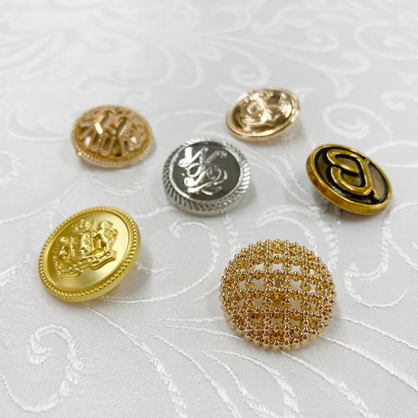 品番FM8700ゴールドとシルバーのボタンです。軍服、制服、アクセサリーなどにどうぞ。重みがあるので高級感が出ます。1個単位で販売いたします。価格は1個あたりの価格です。ご注文例(数量)1個の場合は→[1]、3個の場合は→[3]、10個の場...
