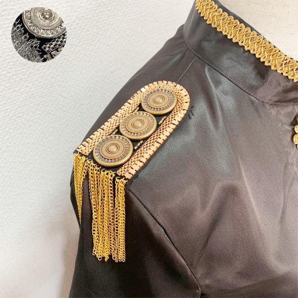 品番fm8786小ぶりタイプのチェーンが揺れる肩章です。土台がフェルトですので柔らかく縫い留めやすいです。裏側に安全ピンやゴムなどを付けてご利用することもできます。舞台やステージ衣装・コスプレ衣装などにご利用ください。※土台の大きさ・チェー...