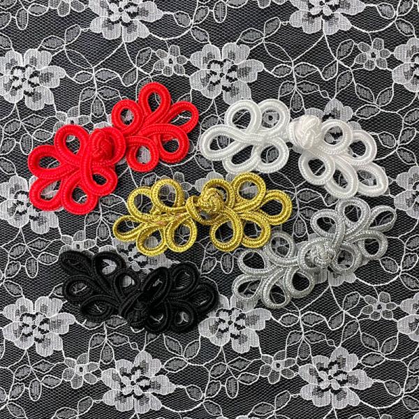 品番FM8996カラフルなチャイナボタンです。実際にボタン部分が外せるためチャイナボタンとして使うことができます。シンプルな形なので衣装だけでなく小物のワンポイントにも♪ひとつずつ手作業で作っている為、ぴったり同じ形はございません。ご理解い...