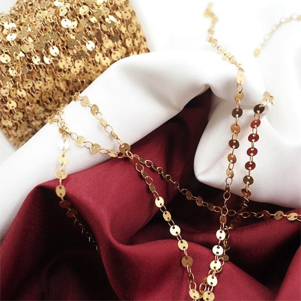 品番FM9010細い丸カンと平らな丸を繋げたチェーンです。細くて軽く動きに合わせてキラキラ光を反射します。ダンス衣装など動きのある衣装やアクセサリーなどにお勧めです！チェーンが細いため加工しやすく、ハサミでカットできます。ネット限定商品です...