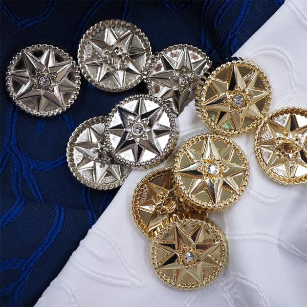 品番FM9059軽くて使いやすい八芒星模様のボタンです。中央にキラキラ光るクリスタルがかわいい♪ジャケットやバッグ・アクセサリーの取り入れるだけで上品な印象に！衣装や作品に華やかさをプラスできます。※キズや石がずれている場合がございます。ご...