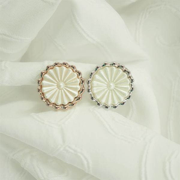 品番FM9064縁にあしらわれたゴールドとマットな質感のホワイトで高級感あふれるボタンです。軽くてとっても使いやすい♪ジャケットやバッグ・アクセサリーの装飾に取り入れるだけで上品なイメージに！衣装や作品に華やかさをプラスできます。ボタンは土...