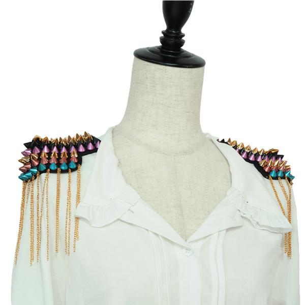 品番FM9078存在感バツグンのスタッズとチェーンがついた肩章です。立体的にカーブしたデザインで肩のラインにしっかりフィットします！キラキラ光るゴールドスタッズとメタリックなカラースタッズで目立つこと間違いなし！縫い付けタイプです。※こちら...