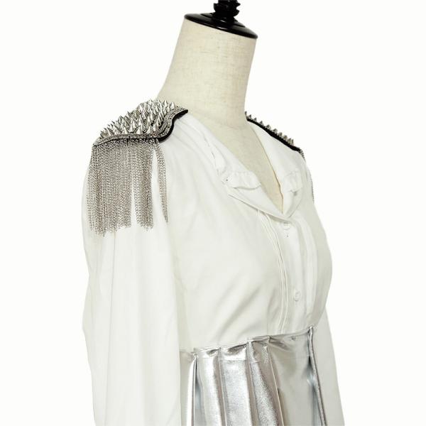 品番FM9083様々な形のチェーンとたくさんのスタッズをあしらった豪華な肩章です。隙間なく付いているチェーンが繊細な動きも演出してくれる♪しっかりとした重量感でステージ映え間違いなし！縫い付けタイプです※こちらは1個販売です。両肩に使用する...