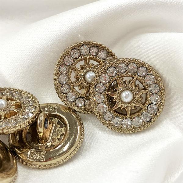 品番FM9086太陽のような輝きを放つ豪華絢爛なボタンです。太陽の中心にはパールがあり、それを囲むようにキラキラなガラス石ついています。透かしボタンなので、使い方によって表情が変わります。軽くて使いやすく、衣装の他にも装飾や小物のワンポイン...