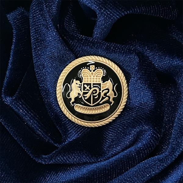 品番FM9089軽くてスタイリッシュなエンブレム風模様がついたボタンです。艶のある黒と気品のあるゴールドが、上品に映えます。ジャケットやコートなど、かっちりとした衣装にぴったりです！《ご注意》製品の都合上、黒色の仕上げにバラつきがございます...