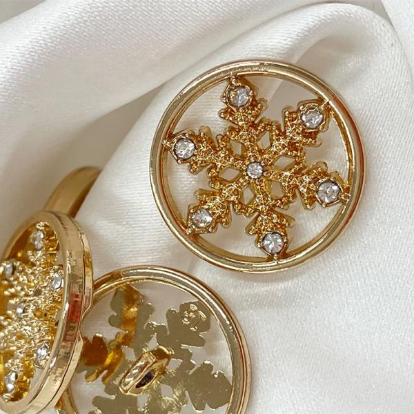 品番FM9094雪の結晶を閉じ込めた乙女心弾むフィリグリーボタンです。きらきら光るガラス石が繊細さを演出してくれます♪軽くて使いやすく、衣装の他にも装飾や小物のワンポイントにもおすすめです。※キズや汚れを含む場合がございます。ご了承の上ご注...